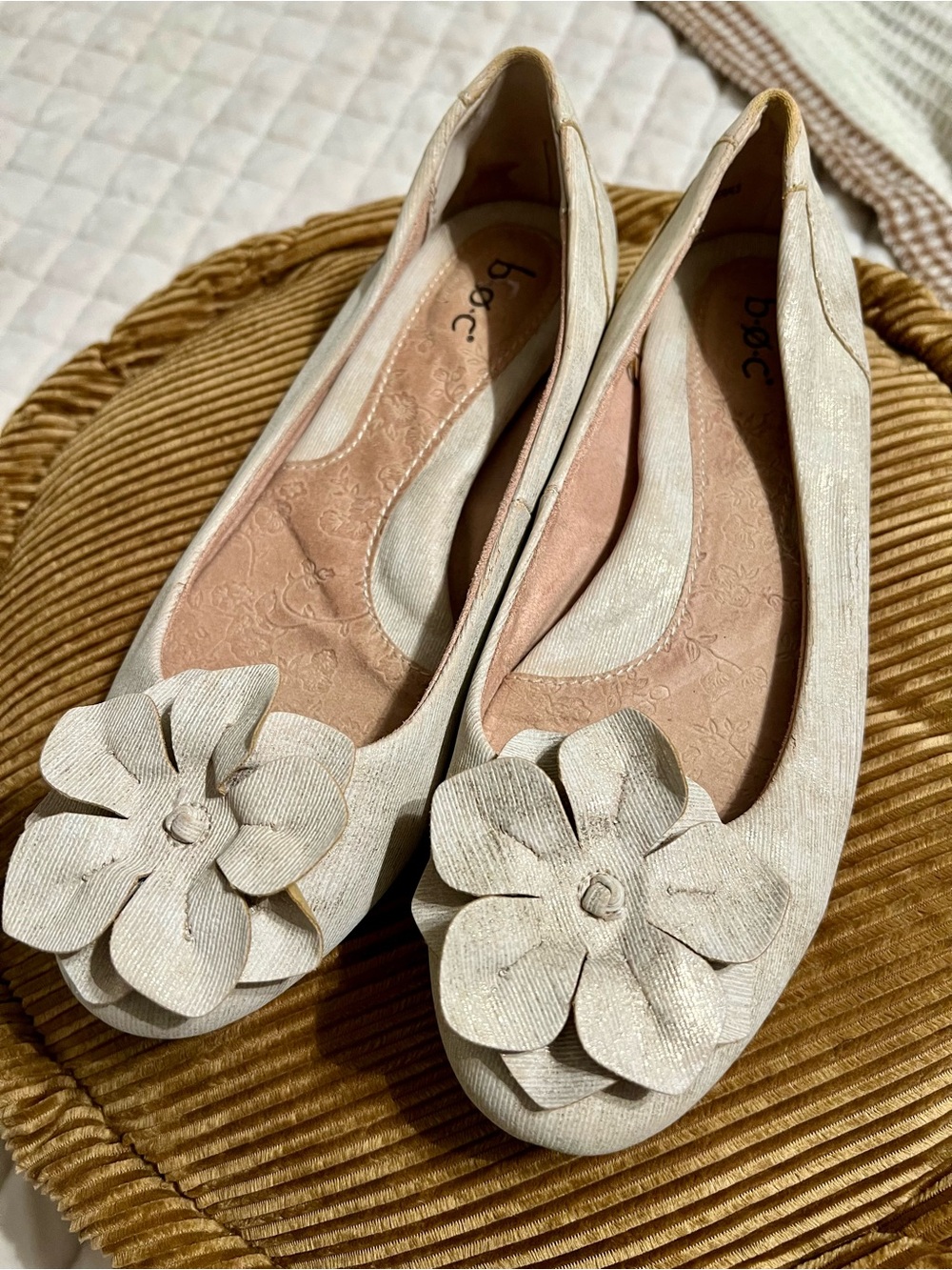 b.o.c. Women's Cream Gold Floral Appliqué Ballet Flats